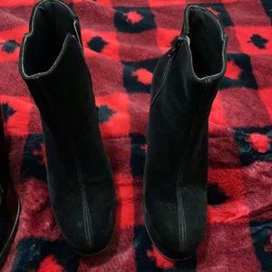I’m selling this boot that I’ve used twice, all black, heels, size: 7